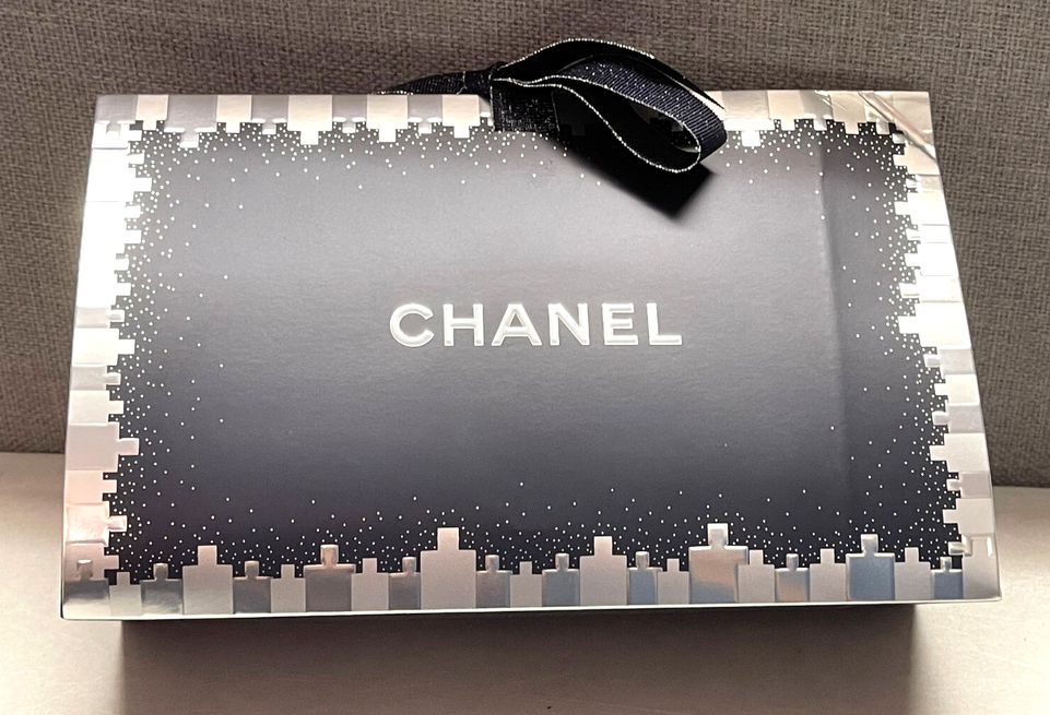 Chanel Empty Gift Bag with Shredded Tissue Paper 22/14/7 cm,NEW,Limited Edition