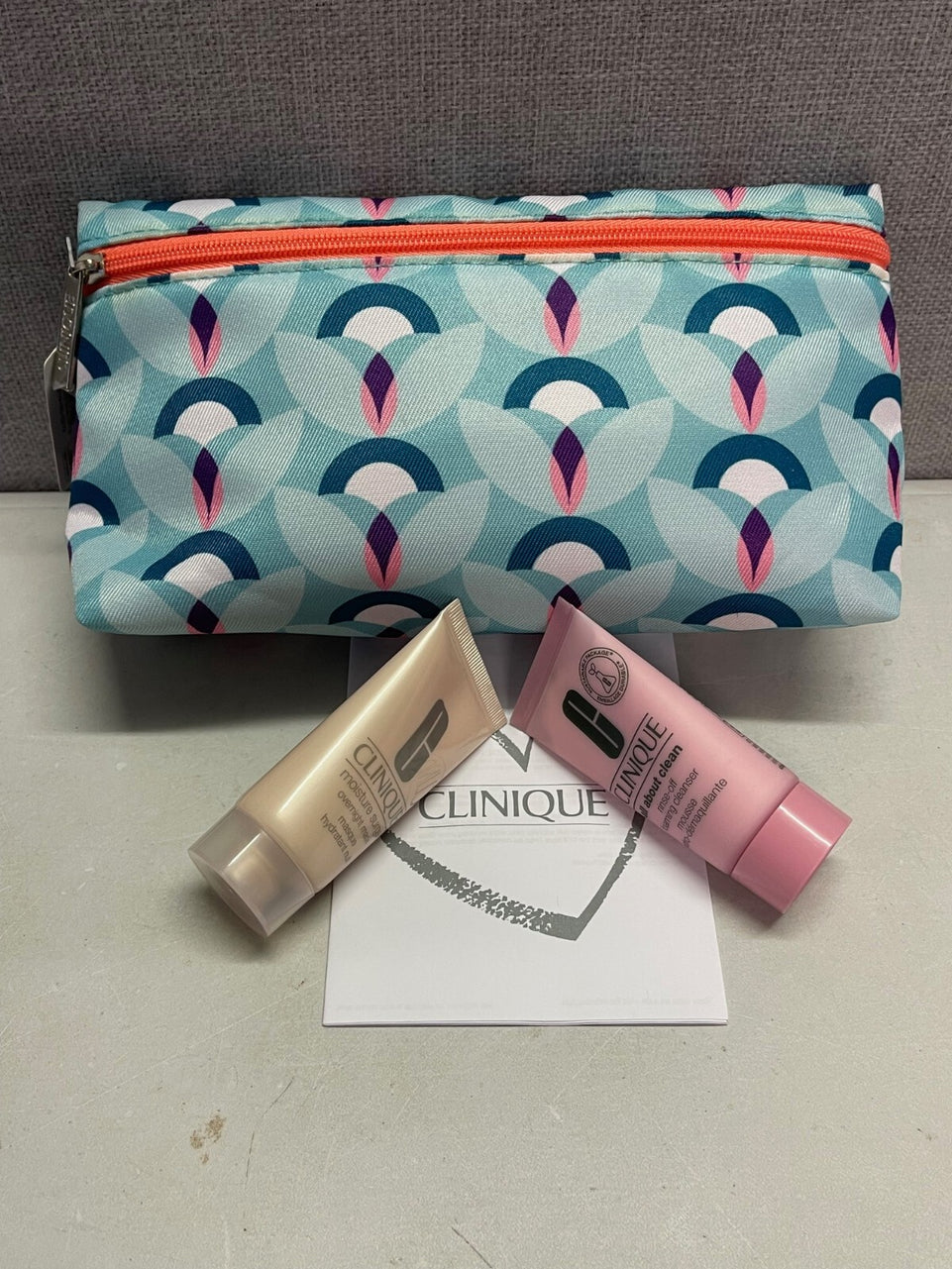clinique gift set- Makeup bag & overnight mask 30ml / rinse off  Cleanser 30ml